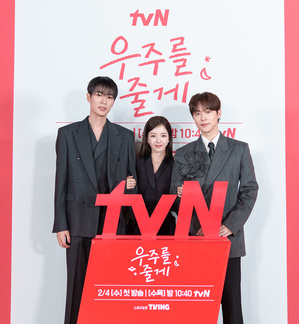 【フォト】ペ・イニョク×ノ・ジョンウィらが子役とポーズ…『宇宙をあげる』のキャストたち