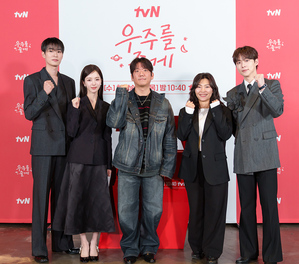 【フォト】ペ・イニョク×ノ・ジョンウィらが子役とポーズ…『宇宙をあげる』のキャストたち