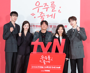 【フォト】ペ・イニョク×ノ・ジョンウィらが子役とポーズ…『宇宙をあげる』のキャストたち