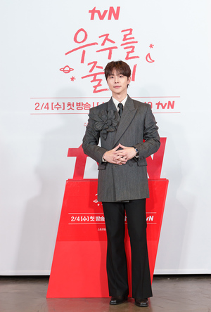 【フォト】ペ・イニョク×ノ・ジョンウィらが子役とポーズ…『宇宙をあげる』のキャストたち