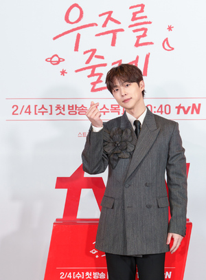 【フォト】ペ・イニョク×ノ・ジョンウィらが子役とポーズ…『宇宙をあげる』のキャストたち