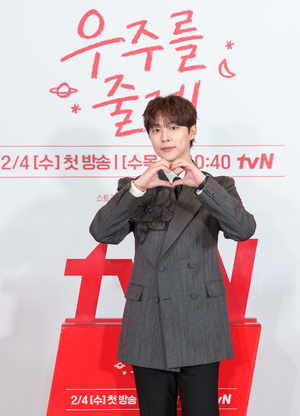 【フォト】ペ・イニョク×ノ・ジョンウィらが子役とポーズ…『宇宙をあげる』のキャストたち