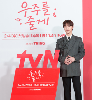 【フォト】ペ・イニョク×ノ・ジョンウィらが子役とポーズ…『宇宙をあげる』のキャストたち