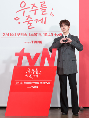 【フォト】ペ・イニョク×ノ・ジョンウィらが子役とポーズ…『宇宙をあげる』のキャストたち