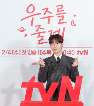 【フォト】ペ・イニョク×ノ・ジョンウィらが子役とポーズ…『宇宙をあげる』のキャストたち