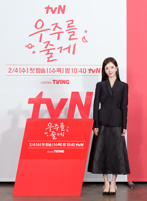 【フォト】ペ・イニョク×ノ・ジョンウィらが子役とポーズ…『宇宙をあげる』のキャストたち