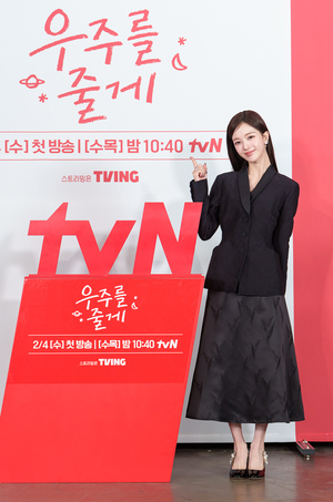 【フォト】ペ・イニョク×ノ・ジョンウィらが子役とポーズ…『宇宙をあげる』のキャストたち