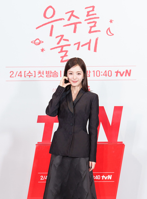 【フォト】ペ・イニョク×ノ・ジョンウィらが子役とポーズ…『宇宙をあげる』のキャストたち