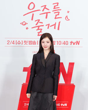 【フォト】ペ・イニョク×ノ・ジョンウィらが子役とポーズ…『宇宙をあげる』のキャストたち