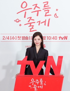 【フォト】ペ・イニョク×ノ・ジョンウィらが子役とポーズ…『宇宙をあげる』のキャストたち