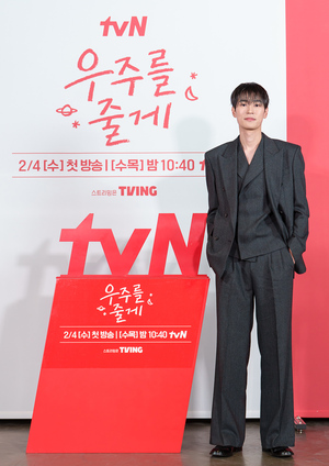 【フォト】ペ・イニョク×ノ・ジョンウィらが子役とポーズ…『宇宙をあげる』のキャストたち