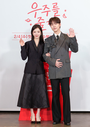 【フォト】ペ・イニョク×ノ・ジョンウィらが子役とポーズ…『宇宙をあげる』のキャストたち