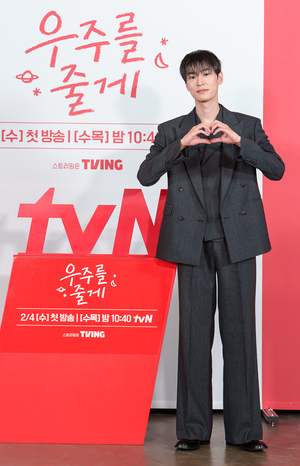 【フォト】ペ・イニョク×ノ・ジョンウィらが子役とポーズ…『宇宙をあげる』のキャストたち