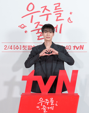 【フォト】ペ・イニョク×ノ・ジョンウィらが子役とポーズ…『宇宙をあげる』のキャストたち