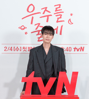 【フォト】ペ・イニョク×ノ・ジョンウィらが子役とポーズ…『宇宙をあげる』のキャストたち