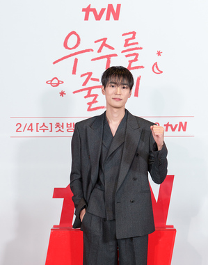 【フォト】ペ・イニョク×ノ・ジョンウィらが子役とポーズ…『宇宙をあげる』のキャストたち