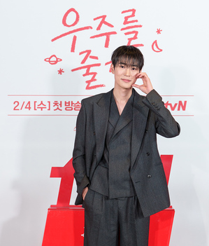 【フォト】ペ・イニョク×ノ・ジョンウィらが子役とポーズ…『宇宙をあげる』のキャストたち