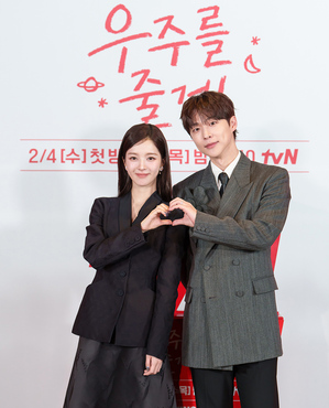 【フォト】ペ・イニョク×ノ・ジョンウィらが子役とポーズ…『宇宙をあげる』のキャストたち