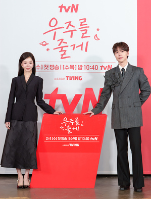 【フォト】ペ・イニョク×ノ・ジョンウィらが子役とポーズ…『宇宙をあげる』のキャストたち