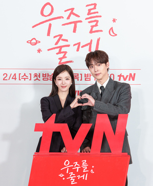 【フォト】ペ・イニョク×ノ・ジョンウィらが子役とポーズ…『宇宙をあげる』のキャストたち