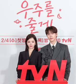 【フォト】ペ・イニョク×ノ・ジョンウィらが子役とポーズ…『宇宙をあげる』のキャストたち