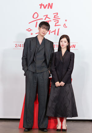 【フォト】ペ・イニョク×ノ・ジョンウィらが子役とポーズ…『宇宙をあげる』のキャストたち