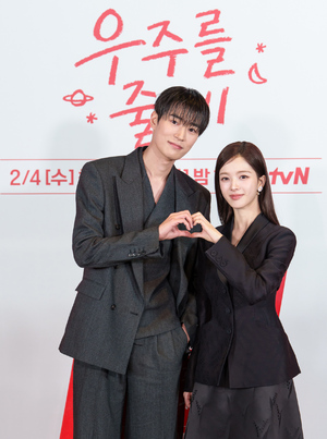 【フォト】ペ・イニョク×ノ・ジョンウィらが子役とポーズ…『宇宙をあげる』のキャストたち