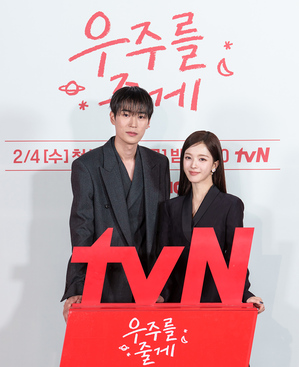 【フォト】ペ・イニョク×ノ・ジョンウィらが子役とポーズ…『宇宙をあげる』のキャストたち