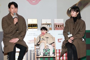 【フォト】シム・ヒョンタク＆サヤさん＆ハル君、3人でほっぺハートのポーズ…日本土産の広報大使として登場