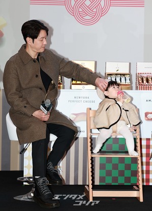 【フォト】シム・ヒョンタク＆サヤさん＆ハル君、3人でほっぺハートのポーズ…日本土産の広報大使として登場