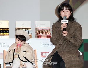 【フォト】シム・ヒョンタク＆サヤさん＆ハル君、3人でほっぺハートのポーズ…日本土産の広報大使として登場