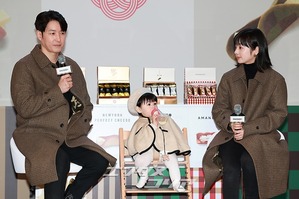 【フォト】シム・ヒョンタク＆サヤさん＆ハル君、3人でほっぺハートのポーズ…日本土産の広報大使として登場