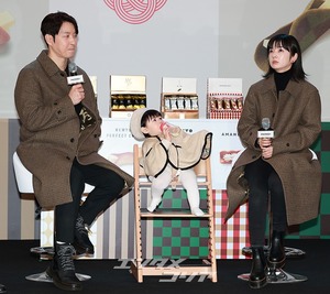 【フォト】シム・ヒョンタク＆サヤさん＆ハル君、3人でほっぺハートのポーズ…日本土産の広報大使として登場