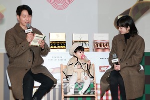 【フォト】シム・ヒョンタク＆サヤさん＆ハル君、3人でほっぺハートのポーズ…日本土産の広報大使として登場