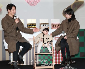 【フォト】シム・ヒョンタク＆サヤさん＆ハル君、3人でほっぺハートのポーズ…日本土産の広報大使として登場