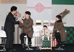 【フォト】シム・ヒョンタク＆サヤさん＆ハル君、3人でほっぺハートのポーズ…日本土産の広報大使として登場