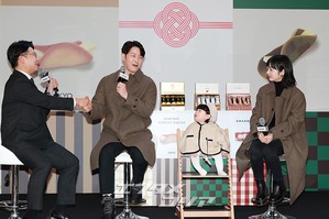 【フォト】シム・ヒョンタク＆サヤさん＆ハル君、3人でほっぺハートのポーズ…日本土産の広報大使として登場