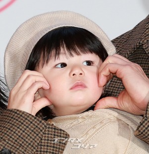 【フォト】シム・ヒョンタク＆サヤさん＆ハル君、3人でほっぺハートのポーズ…日本土産の広報大使として登場