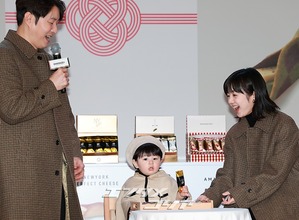 【フォト】シム・ヒョンタク＆サヤさん＆ハル君、3人でほっぺハートのポーズ…日本土産の広報大使として登場