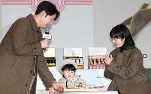 【フォト】シム・ヒョンタク＆サヤさん＆ハル君、3人でほっぺハートのポーズ…日本土産の広報大使として登場