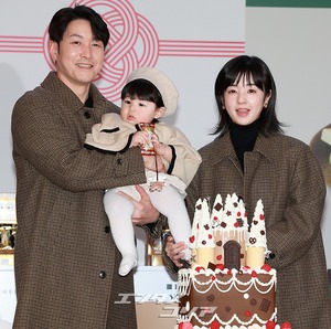 【フォト】シム・ヒョンタク＆サヤさん＆ハル君、3人でほっぺハートのポーズ…日本土産の広報大使として登場