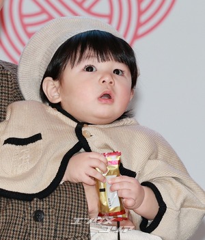 【フォト】シム・ヒョンタク＆サヤさん＆ハル君、3人でほっぺハートのポーズ…日本土産の広報大使として登場