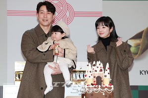 【フォト】シム・ヒョンタク＆サヤさん＆ハル君、3人でほっぺハートのポーズ…日本土産の広報大使として登場