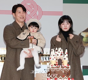 【フォト】シム・ヒョンタク＆サヤさん＆ハル君、3人でほっぺハートのポーズ…日本土産の広報大使として登場