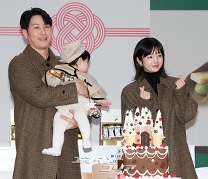 【フォト】シム・ヒョンタク＆サヤさん＆ハル君、3人でほっぺハートのポーズ…日本土産の広報大使として登場