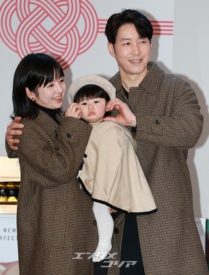 【フォト】シム・ヒョンタク＆サヤさん＆ハル君、3人でほっぺハートのポーズ…日本土産の広報大使として登場