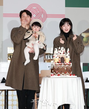 【フォト】シム・ヒョンタク＆サヤさん＆ハル君、3人でほっぺハートのポーズ…日本土産の広報大使として登場