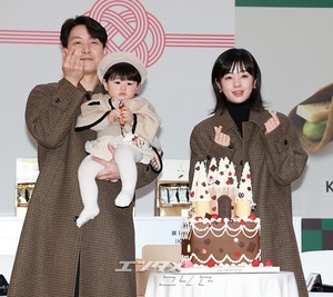 【フォト】シム・ヒョンタク＆サヤさん＆ハル君、3人でほっぺハートのポーズ…日本土産の広報大使として登場