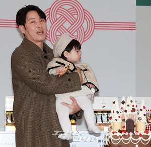 【フォト】シム・ヒョンタク＆サヤさん＆ハル君、3人でほっぺハートのポーズ…日本土産の広報大使として登場