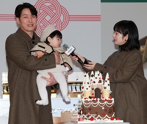 【フォト】シム・ヒョンタク＆サヤさん＆ハル君、3人でほっぺハートのポーズ…日本土産の広報大使として登場